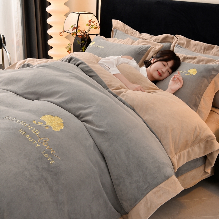 91家纺网 家纺一手货源 找家纺 （总）氧家 2025新款高克重牛奶绒拼角刺绣床单床笠床盖款四件套-初秋