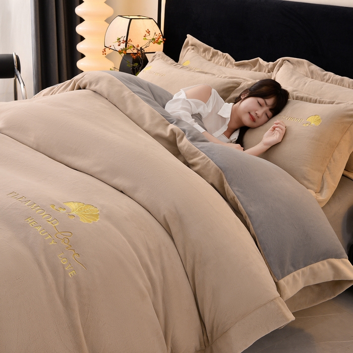 91家纺网 家纺一手货源 找家纺 （总）氧家 2025新款高克重牛奶绒拼角刺绣床单床笠床盖款四件套-初秋