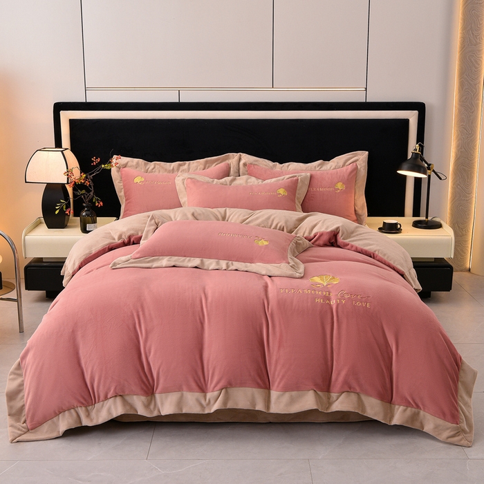 91家纺网 家纺一手货源 找家纺 氧家 2025新款高克重牛奶绒拼角刺绣床单床笠床盖款四件套-初秋 初秋-豆沙