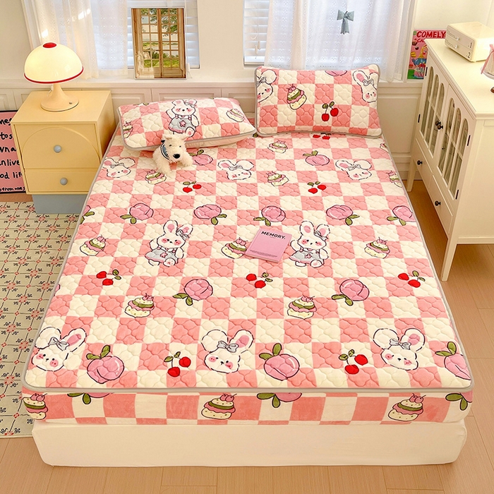 91家纺网 家纺一手货源 找家纺 富馨莱 2025新款牛奶绒夹棉床笠支持一件定做 桃子兔兔-夹棉