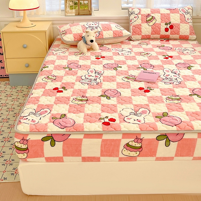 91家纺网 家纺一手货源 找家纺 富馨莱 2025新款牛奶绒夹棉床笠支持一件定做 桃子兔兔-夹棉