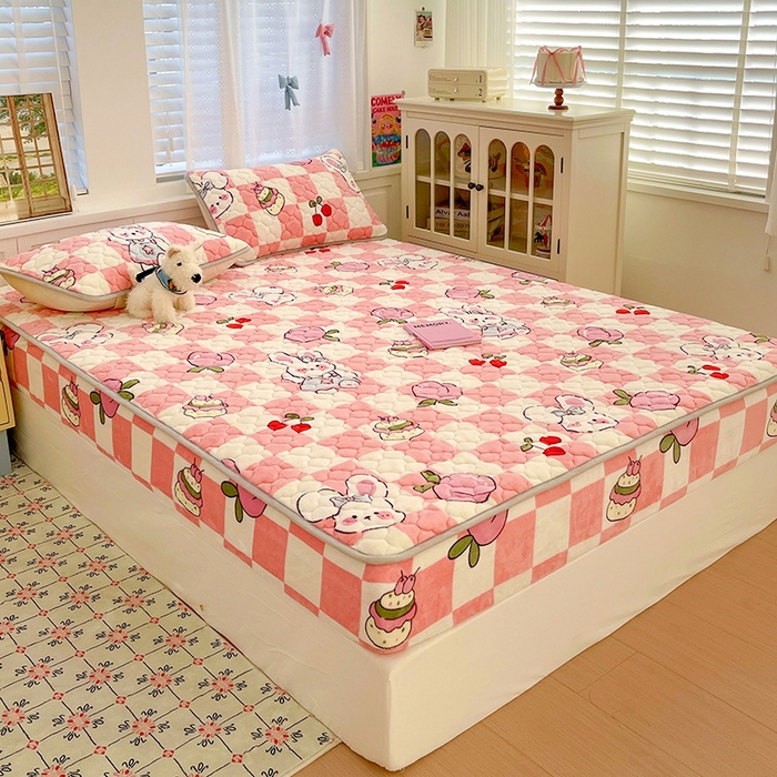 91家纺网 家纺一手货源 找家纺 富馨莱 2025新款牛奶绒夹棉床笠支持一件定做 桃子兔兔-夹棉