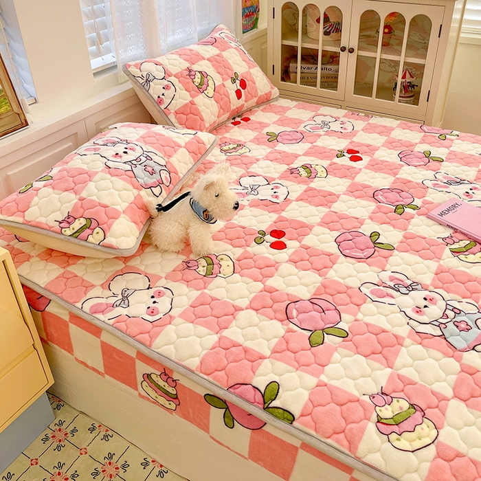 91家纺网 家纺一手货源 找家纺 富馨莱 2025新款牛奶绒夹棉床笠支持一件定做 桃子兔兔-夹棉