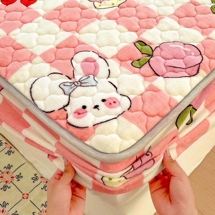 91家纺网 家纺一手货源 找家纺 富馨莱 2025新款牛奶绒夹棉床笠支持一件定做 桃子兔兔-夹棉