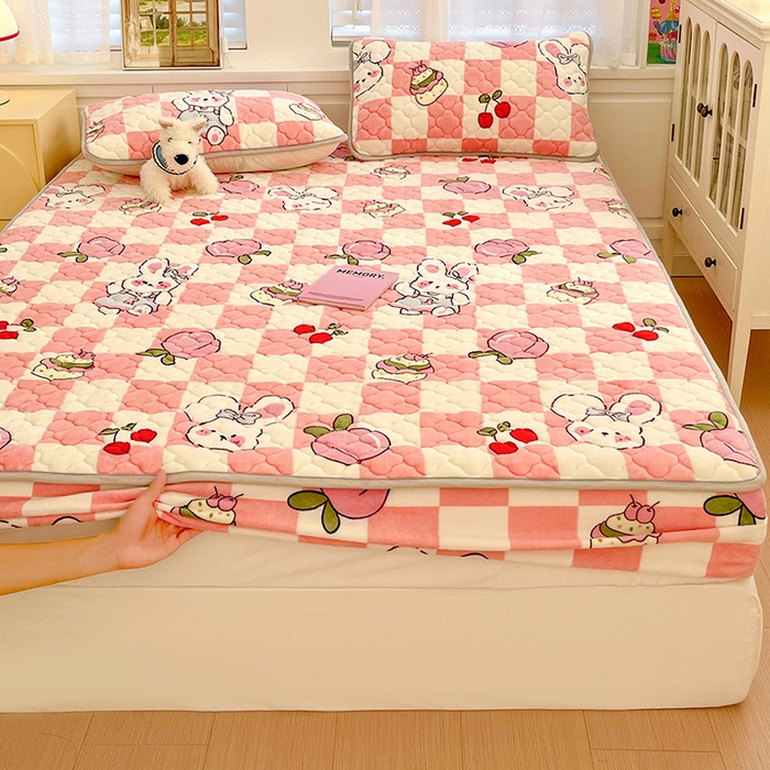 91家纺网 家纺一手货源 找家纺 富馨莱 2025新款牛奶绒夹棉床笠支持一件定做 桃子兔兔-夹棉