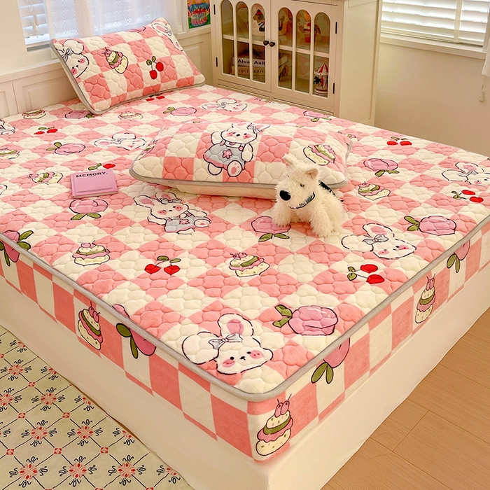 91家纺网 家纺一手货源 找家纺 富馨莱 2025新款牛奶绒夹棉床笠支持一件定做 桃子兔兔-夹棉