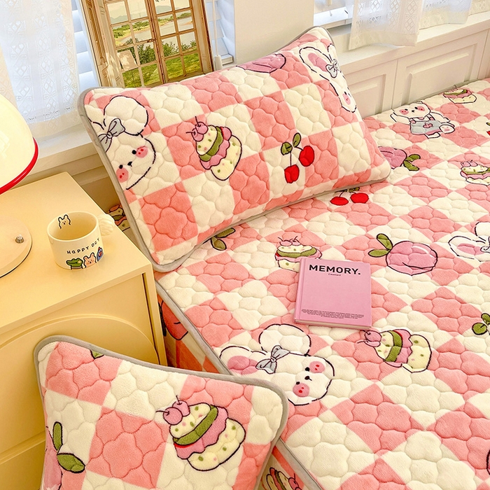 91家纺网 家纺一手货源 找家纺 富馨莱 2025新款牛奶绒夹棉床笠支持一件定做 桃子兔兔-夹棉