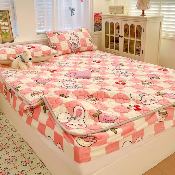 91家纺网 家纺一手货源 找家纺 富馨莱 2025新款牛奶绒夹棉床笠支持一件定做 桃子兔兔-夹棉