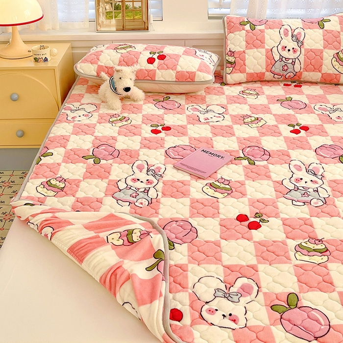 91家纺网 家纺一手货源 找家纺 富馨莱 2025新款牛奶绒夹棉床笠支持一件定做 桃子兔兔-夹棉