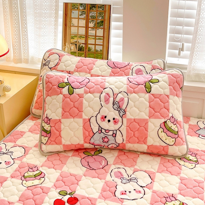 91家纺网 家纺一手货源 找家纺 富馨莱 2025新款牛奶绒夹棉床笠支持一件定做 桃子兔兔-夹棉