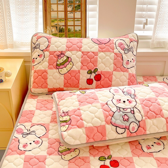 91家纺网 家纺一手货源 找家纺 富馨莱 2025新款牛奶绒夹棉床笠支持一件定做 桃子兔兔-夹棉