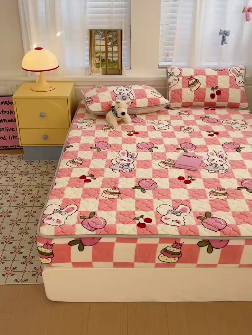 91家纺网 家纺一手货源 找家纺 富馨莱 2025新款牛奶绒夹棉床笠支持一件定做 桃子兔兔-夹棉