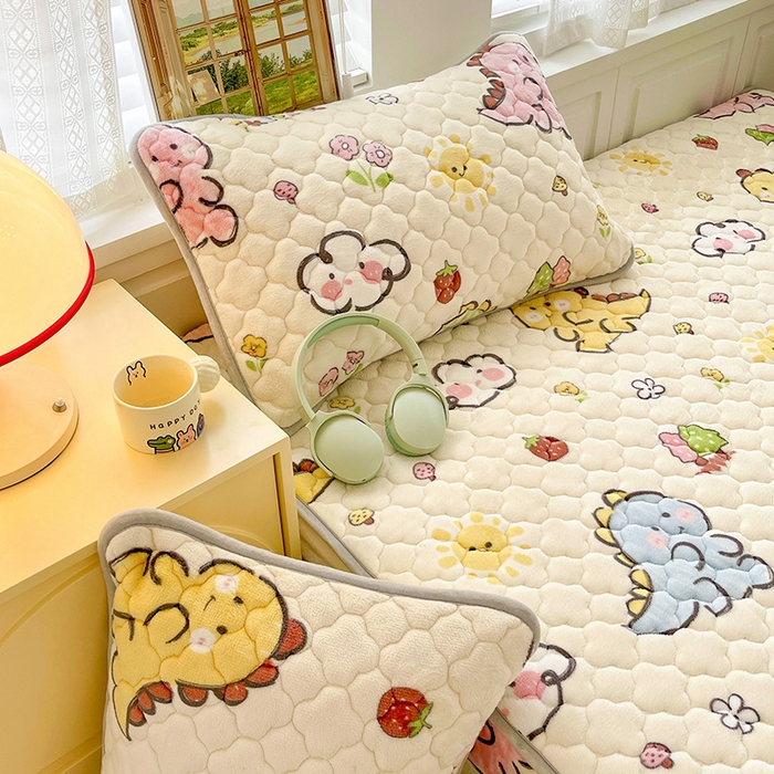 91家纺网 家纺一手货源 找家纺 富馨莱 2025新款牛奶绒夹棉床笠支持一件定做 淘气恐龙-夹棉