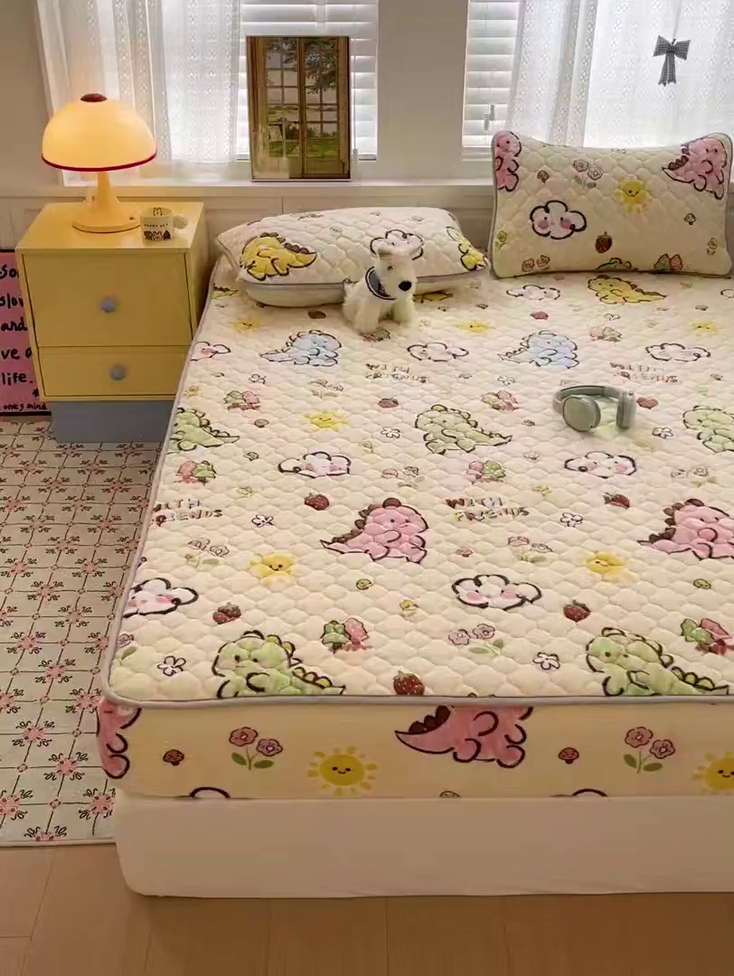 91家纺网 家纺一手货源 找家纺 富馨莱 2025新款牛奶绒夹棉床笠支持一件定做 淘气恐龙-夹棉