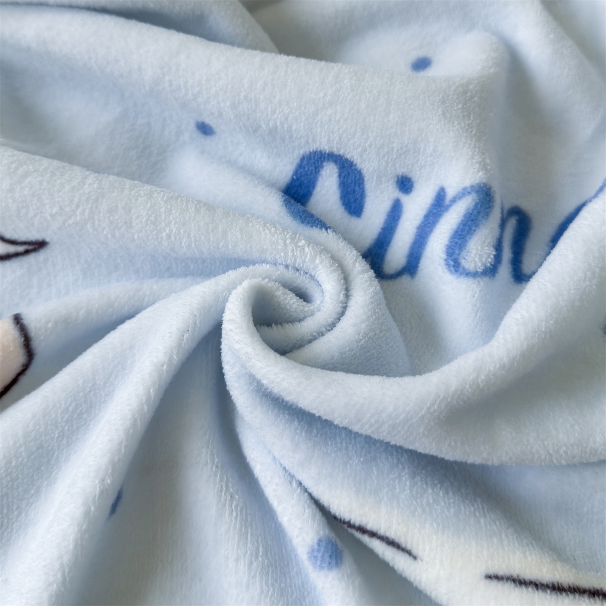 91家纺网 家纺一手货源 找家纺 名兮家居 2025秋冬正版授权经典奥特曼高克重牛奶绒羊羔绒多功能盖毯【含防伪标】 盖毯-甜品大耳狗