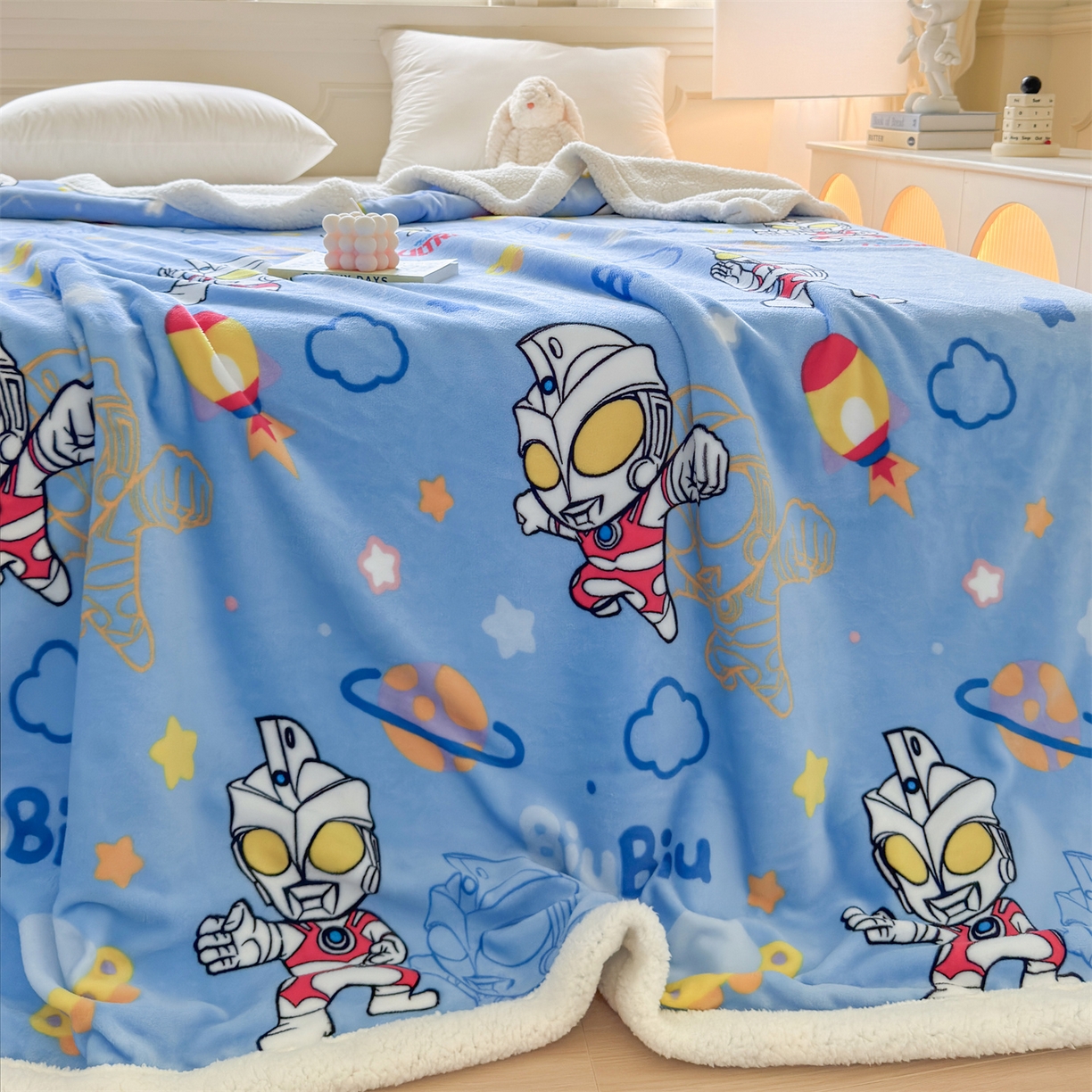 91家纺网 家纺一手货源 找家纺 名兮家居 2025秋冬正版授权经典奥特曼高克重牛奶绒羊羔绒多功能盖毯【含防伪标】 盖毯-闪电艾斯