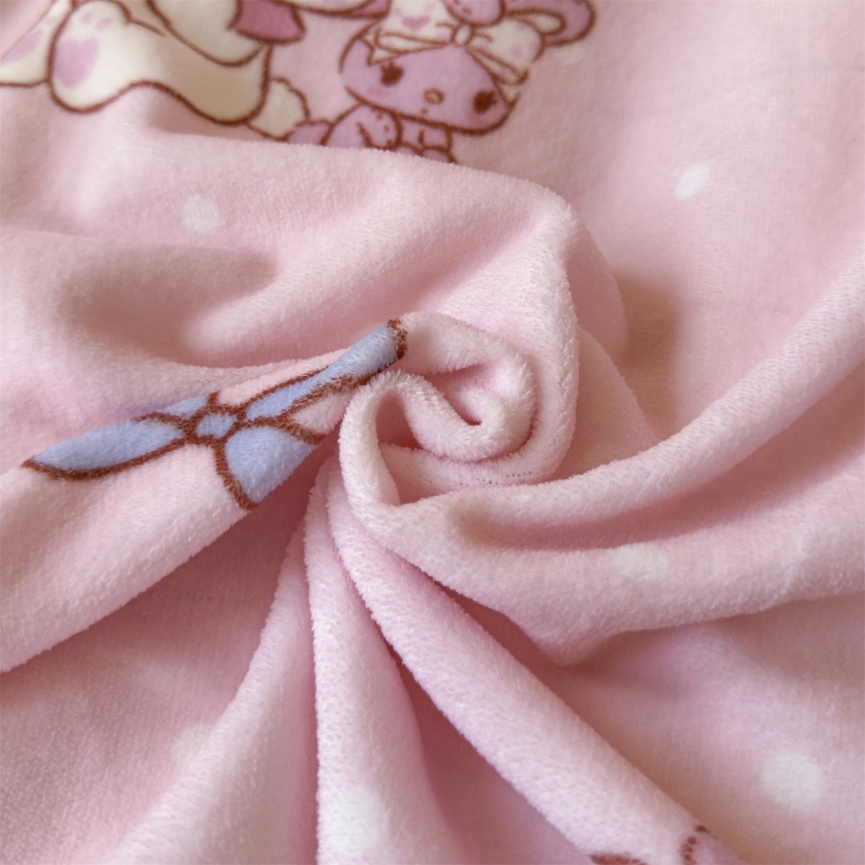 91家纺网 家纺一手货源 找家纺 名兮家居 2025秋冬正版授权经典奥特曼高克重牛奶绒羊羔绒多功能盖毯【含防伪标】 盖毯-点点美乐蒂