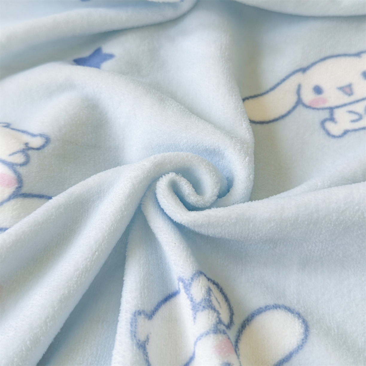 91家纺网 家纺一手货源 找家纺 名兮家居 2025秋冬正版授权经典奥特曼高克重牛奶绒羊羔绒多功能盖毯【含防伪标】 盖毯-星星大耳狗