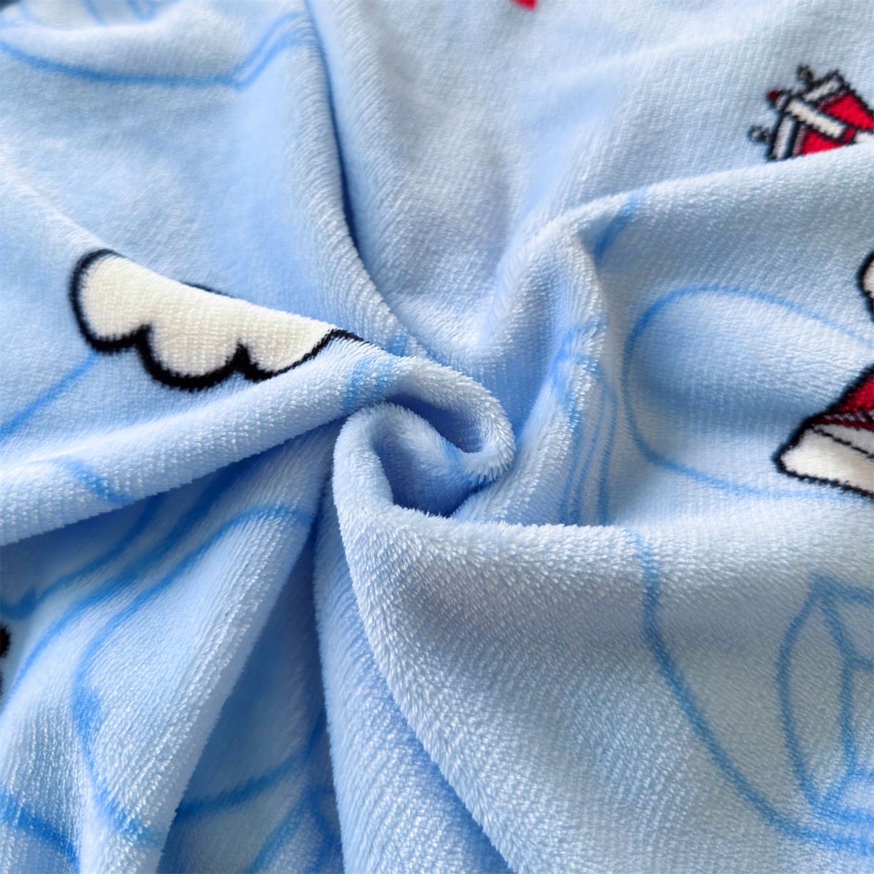 91家纺网 家纺一手货源 找家纺 名兮家居 2025秋冬正版授权经典奥特曼高克重牛奶绒羊羔绒多功能盖毯【含防伪标】 盖毯-云朵奥特曼