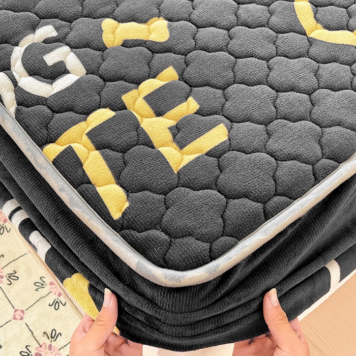 91家纺网 家纺一手货源 找家纺 富馨莱 2025新款牛奶绒夹棉床笠支持一件定做 小柯基-夹棉