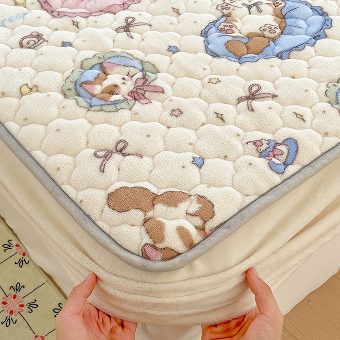 91家纺网 家纺一手货源 找家纺 富馨莱 2025新款牛奶绒夹棉床笠支持一件定做 小猫咪-夹棉