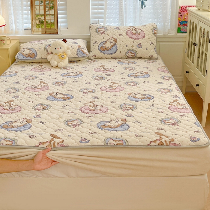 91家纺网 家纺一手货源 找家纺 富馨莱 2025新款牛奶绒夹棉床笠支持一件定做 小猫咪-夹棉