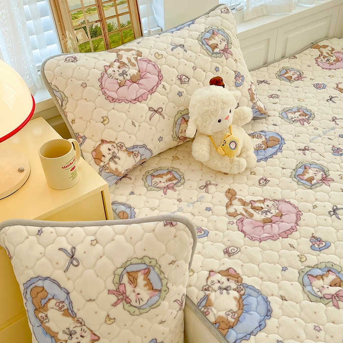 91家纺网 家纺一手货源 找家纺 富馨莱 2025新款牛奶绒夹棉床笠支持一件定做 小猫咪-夹棉