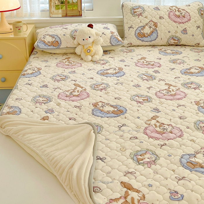 91家纺网 家纺一手货源 找家纺 富馨莱 2025新款牛奶绒夹棉床笠支持一件定做 小猫咪-夹棉