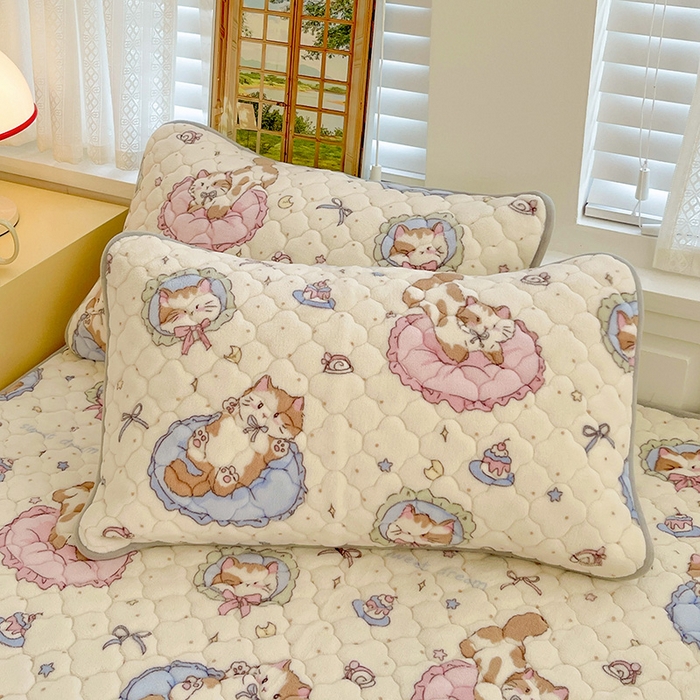 91家纺网 家纺一手货源 找家纺 富馨莱 2025新款牛奶绒夹棉床笠支持一件定做 小猫咪-夹棉
