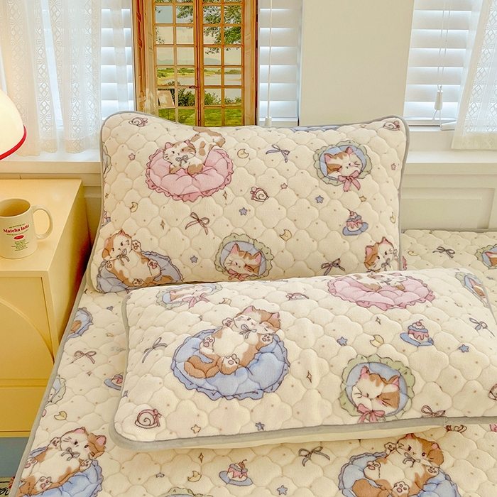 91家纺网 家纺一手货源 找家纺 富馨莱 2025新款牛奶绒夹棉床笠支持一件定做 小猫咪-夹棉