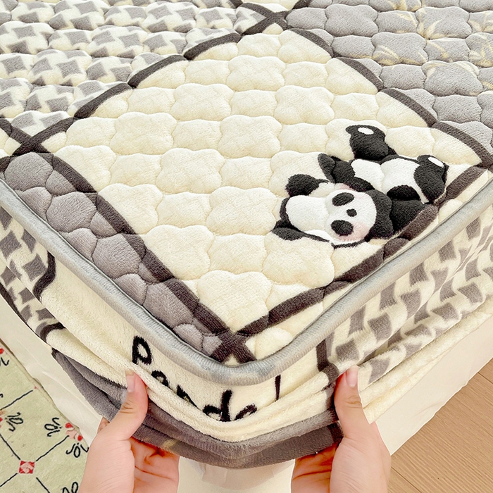 91家纺网 家纺一手货源 找家纺 富馨莱 2025新款牛奶绒夹棉床笠支持一件定做 熊猫皮皮-夹棉