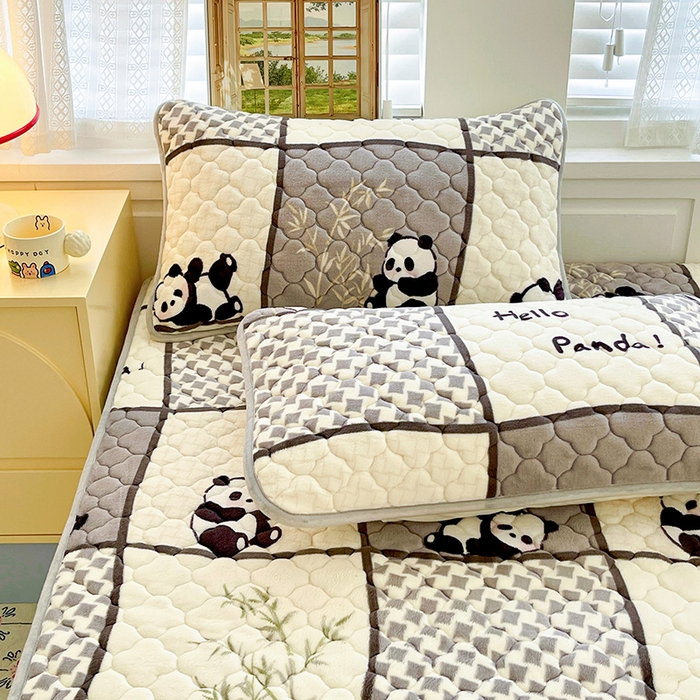 91家纺网 家纺一手货源 找家纺 富馨莱 2025新款牛奶绒夹棉床笠支持一件定做 熊猫皮皮-夹棉