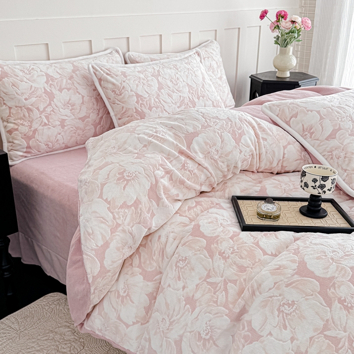 91家纺网 家纺一手货源 找家纺 赛丽雅 2025新款包边雕花烂花牛奶绒四件套 繁华倾心-粉