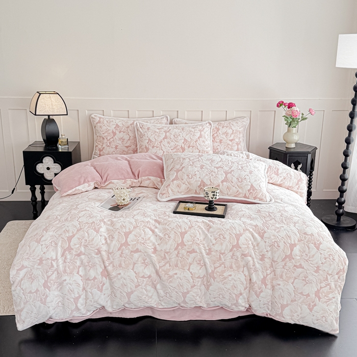 91家纺网 家纺一手货源 找家纺 赛丽雅 2025新款包边雕花烂花牛奶绒四件套 繁华倾心-粉