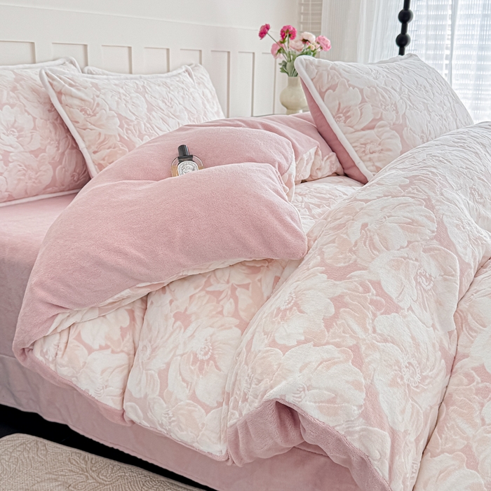 赛丽雅 2025新款包边雕花烂花牛奶绒四件套 繁华倾心-粉