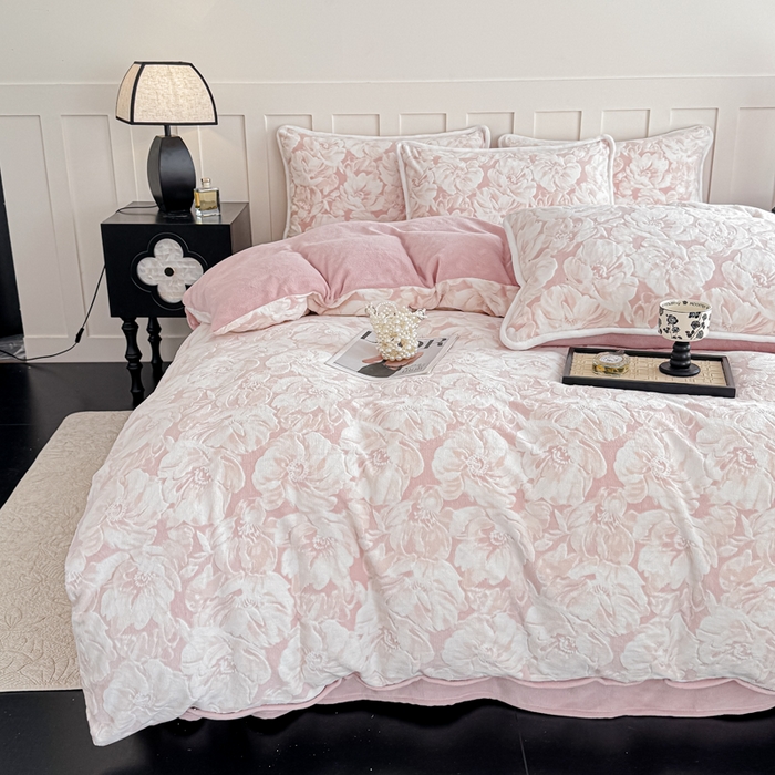 91家纺网 家纺一手货源 找家纺 赛丽雅 2025新款包边雕花烂花牛奶绒四件套 繁华倾心-粉