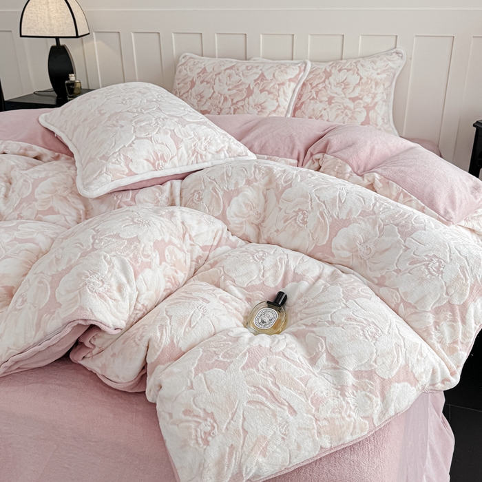 91家纺网 家纺一手货源 找家纺 赛丽雅 2025新款包边雕花烂花牛奶绒四件套 繁华倾心-粉