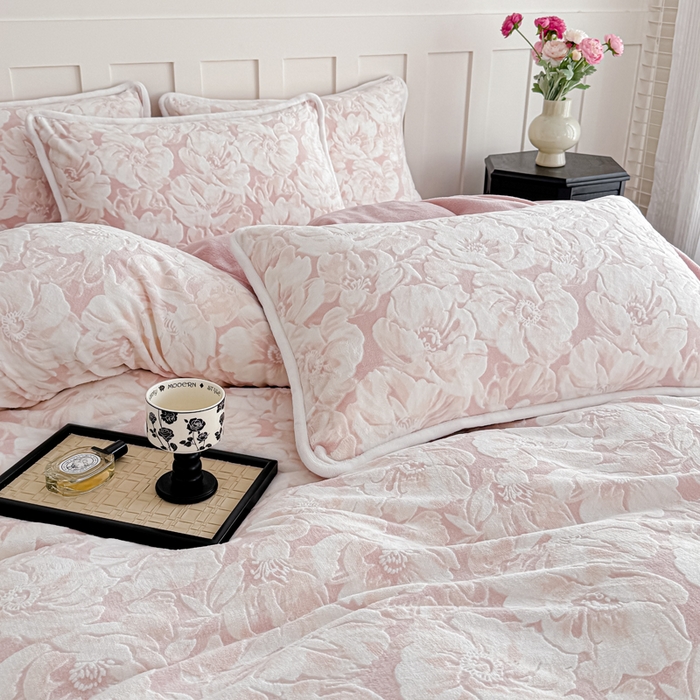 91家纺网 家纺一手货源 找家纺 赛丽雅 2025新款包边雕花烂花牛奶绒四件套 繁华倾心-粉