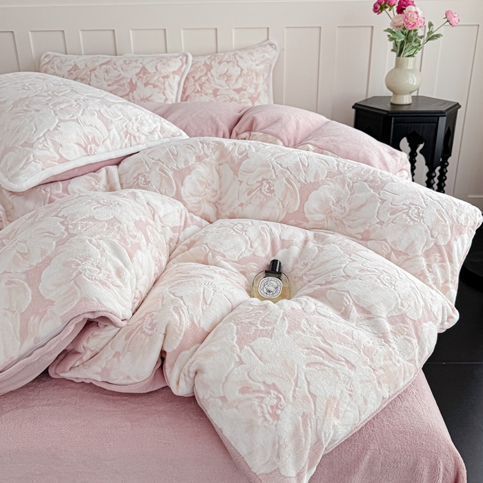 91家纺网 家纺一手货源 找家纺 赛丽雅 2025新款包边雕花烂花牛奶绒四件套 繁华倾心-粉