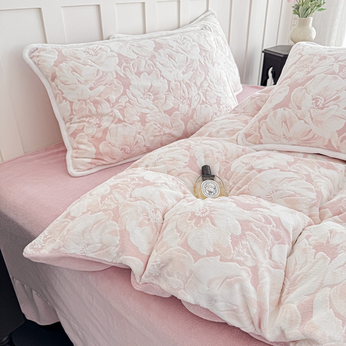 91家纺网 家纺一手货源 找家纺 赛丽雅 2025新款包边雕花烂花牛奶绒四件套 繁华倾心-粉