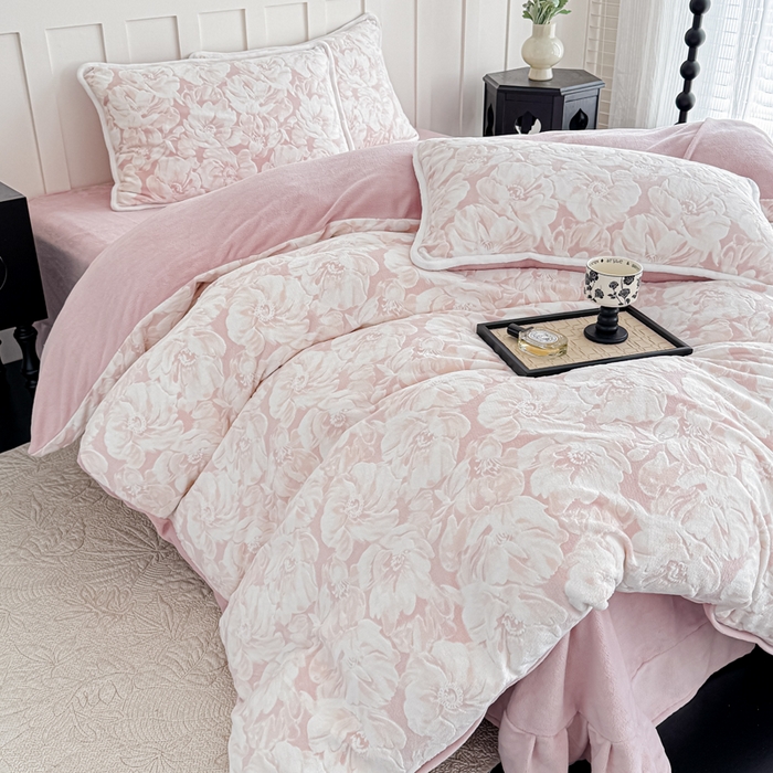 91家纺网 家纺一手货源 找家纺 赛丽雅 2025新款包边雕花烂花牛奶绒四件套 繁华倾心-粉