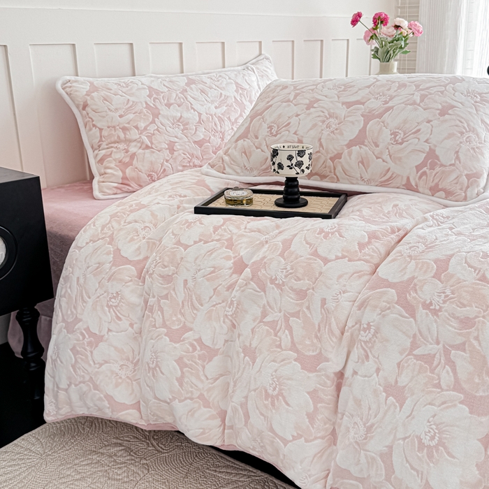 91家纺网 家纺一手货源 找家纺 赛丽雅 2025新款包边雕花烂花牛奶绒四件套 繁华倾心-粉