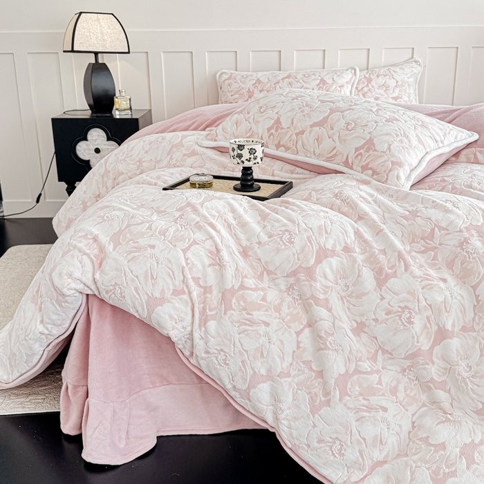 91家纺网 家纺一手货源 找家纺 赛丽雅 2025新款包边雕花烂花牛奶绒四件套 繁华倾心-粉