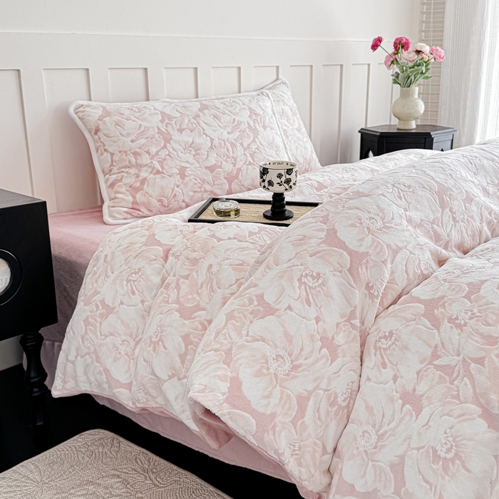 91家纺网 家纺一手货源 找家纺 赛丽雅 2025新款包边雕花烂花牛奶绒四件套 繁华倾心-粉