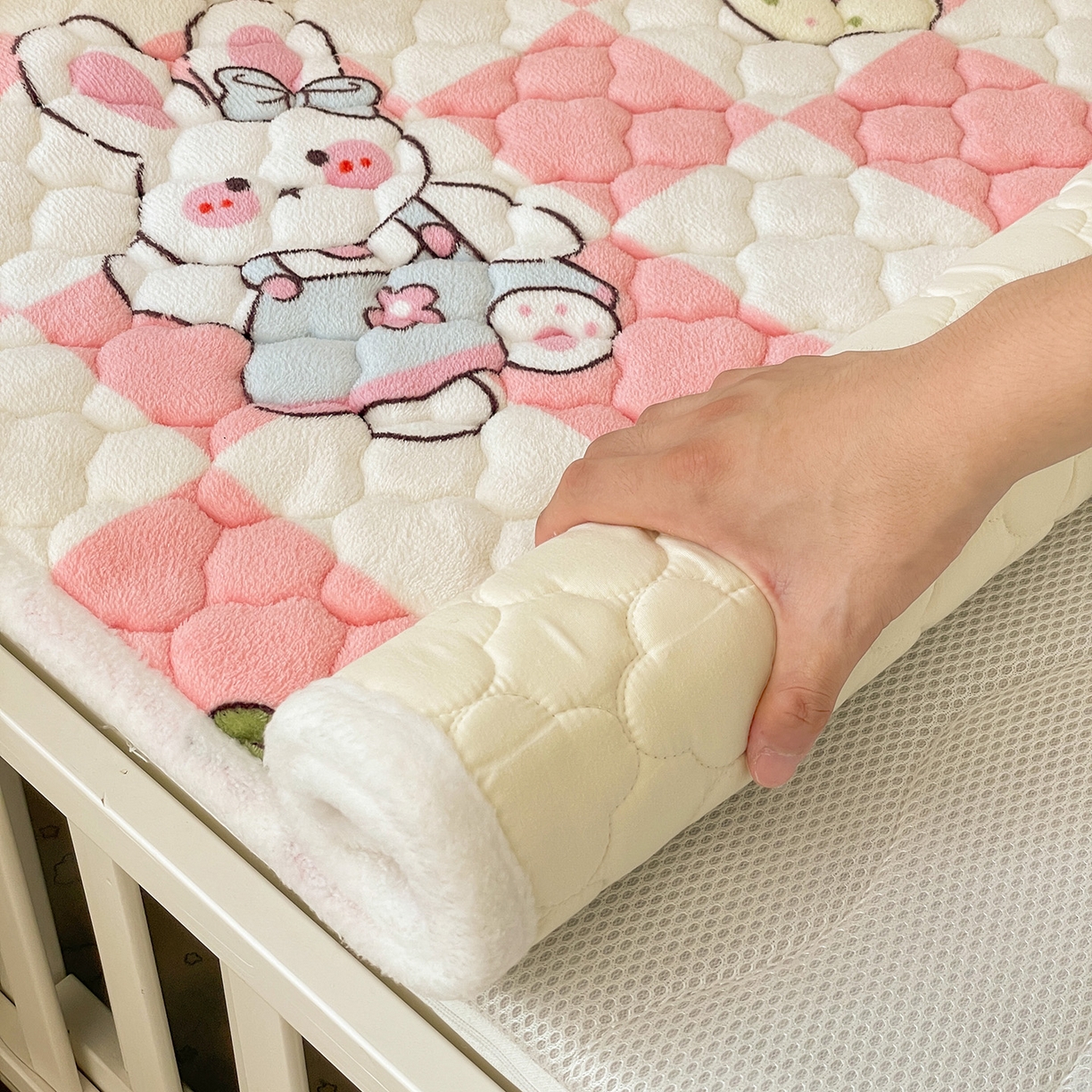 91家纺网 家纺一手货源 找家纺 富馨莱 2025新款幼儿园床垫支持定制尺寸 桃子兔兔