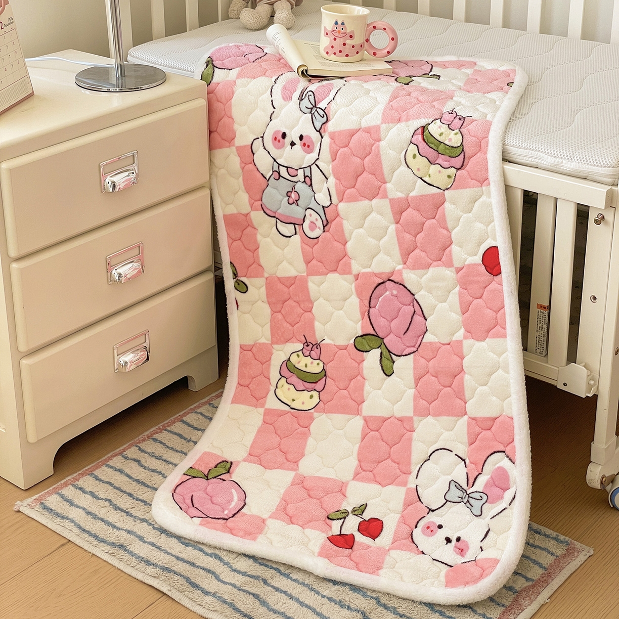 91家纺网 家纺一手货源 找家纺 富馨莱 2025新款幼儿园床垫支持定制尺寸 桃子兔兔