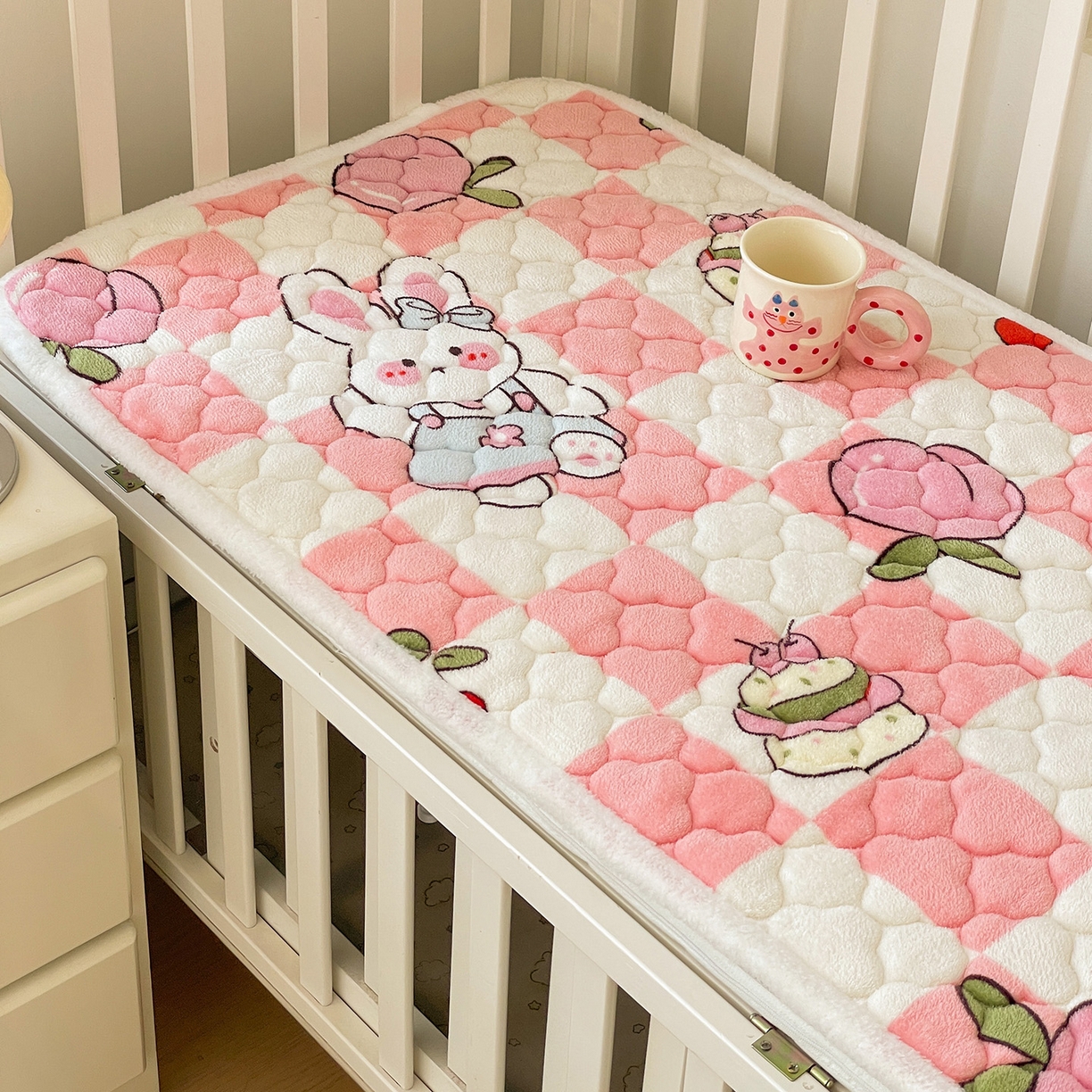 91家纺网 家纺一手货源 找家纺 富馨莱 2025新款幼儿园床垫支持定制尺寸 桃子兔兔