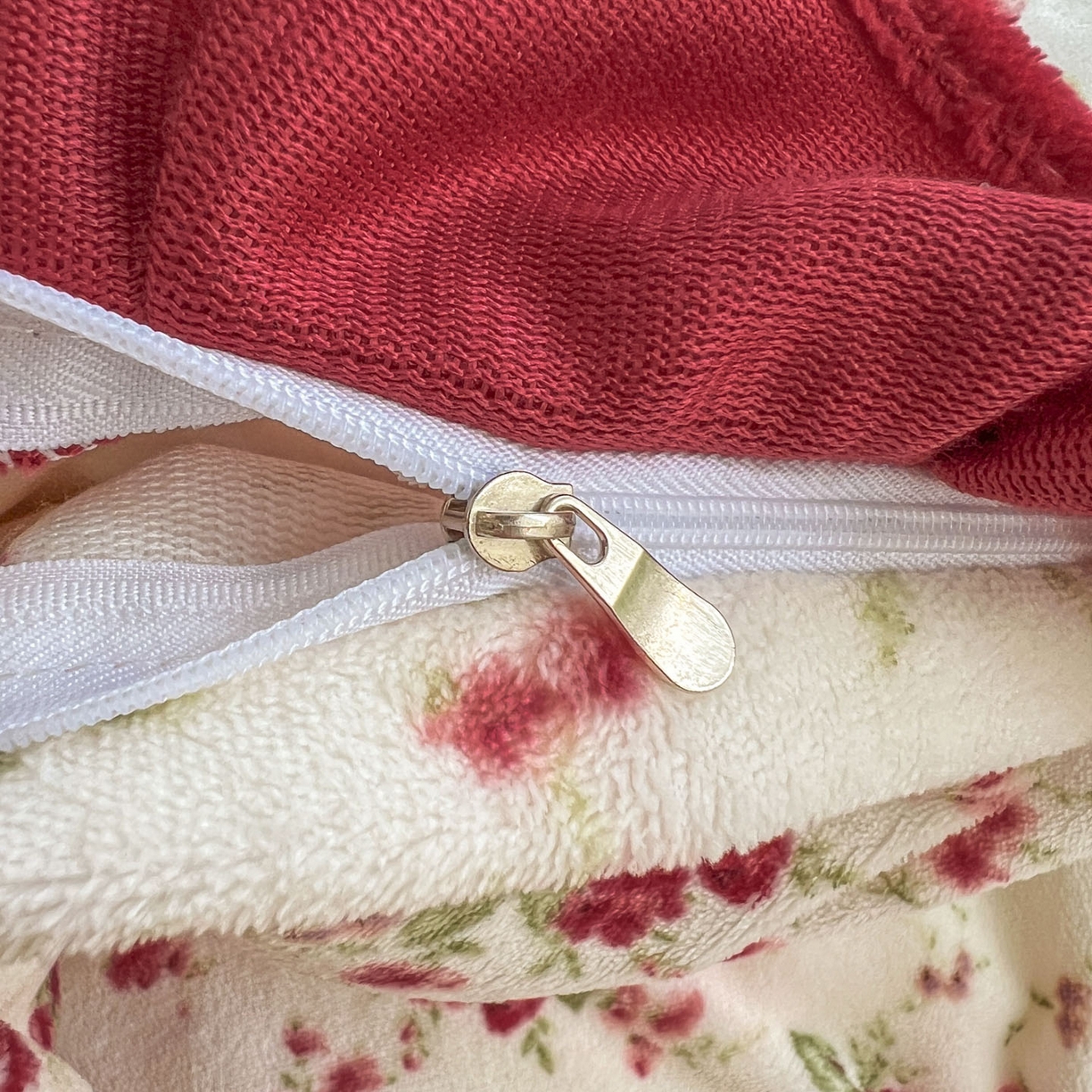 91家纺网 家纺一手货源 找家纺 美梦家纺 2025新款花边牛奶绒床盖四件套 向阳玫瑰-红