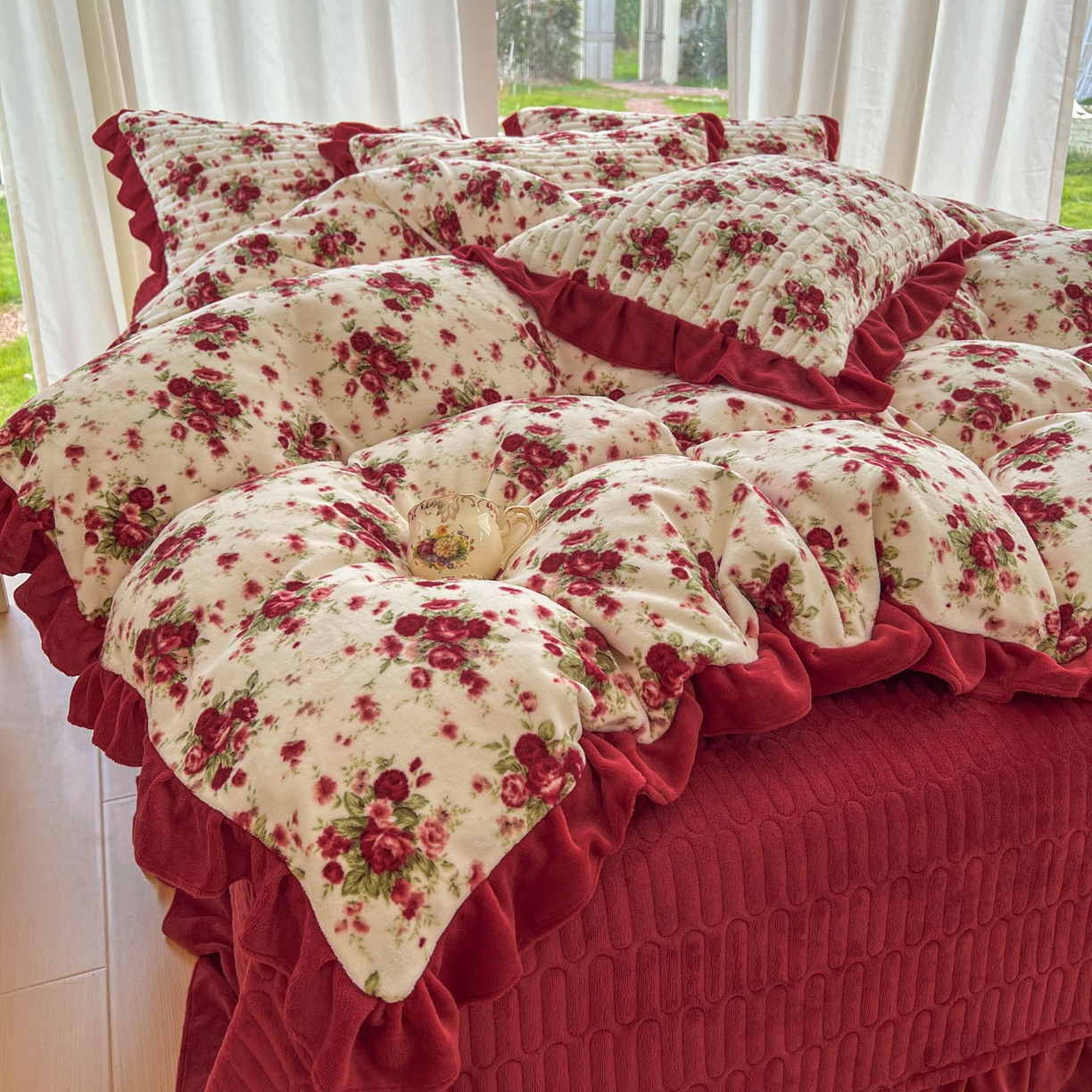 91家纺网 家纺一手货源 找家纺 美梦家纺 2025新款花边牛奶绒床盖四件套 向阳玫瑰-红