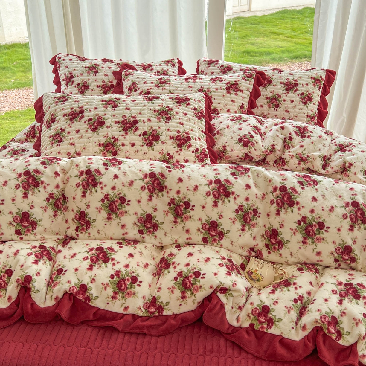 91家纺网 家纺一手货源 找家纺 美梦家纺 2025新款花边牛奶绒床盖四件套 向阳玫瑰-红